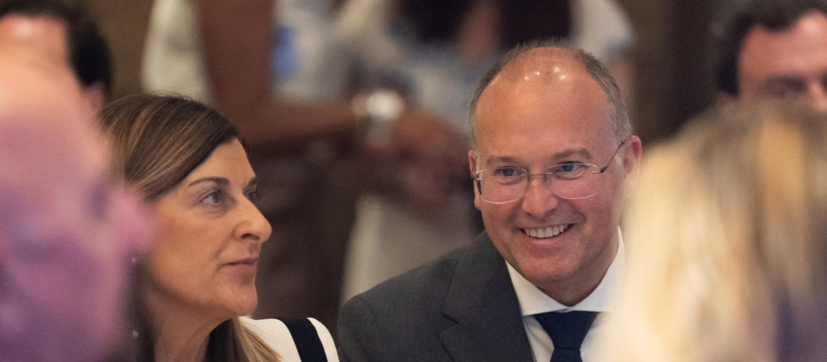 Miguel Tellado junto a María José Sáenz de Buruaga