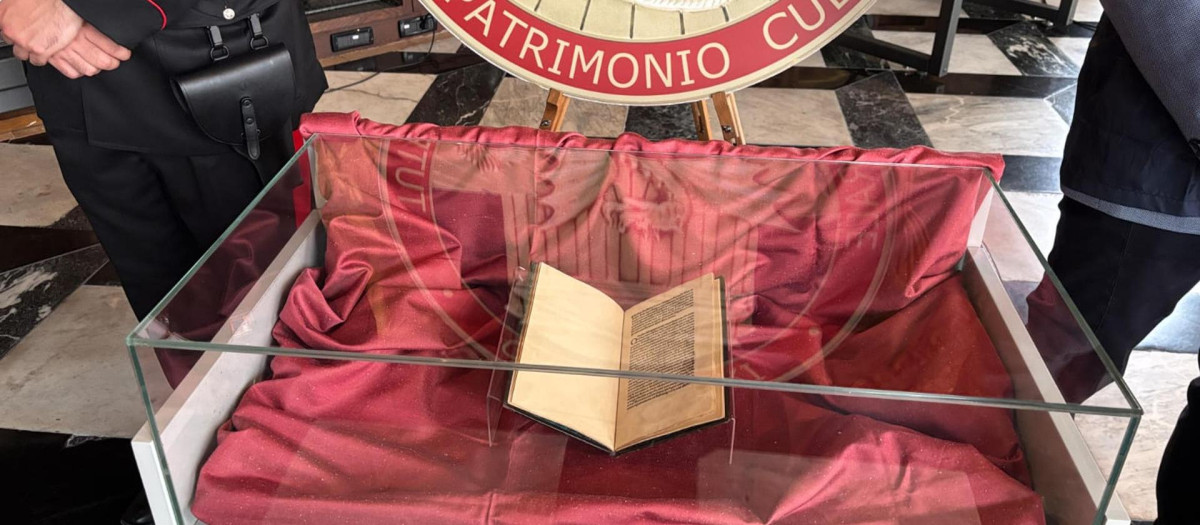 La policía italiana devolvió este martes a una biblioteca de Venecia (norte) un incunable de gran valor histórico, impreso en 1493 y robado décadas atrás