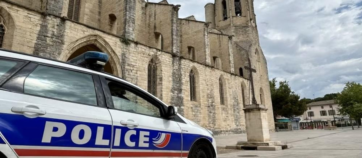 Un coche patrulla de la Gendarmería, apostado frente a la iglesia de Aviñón