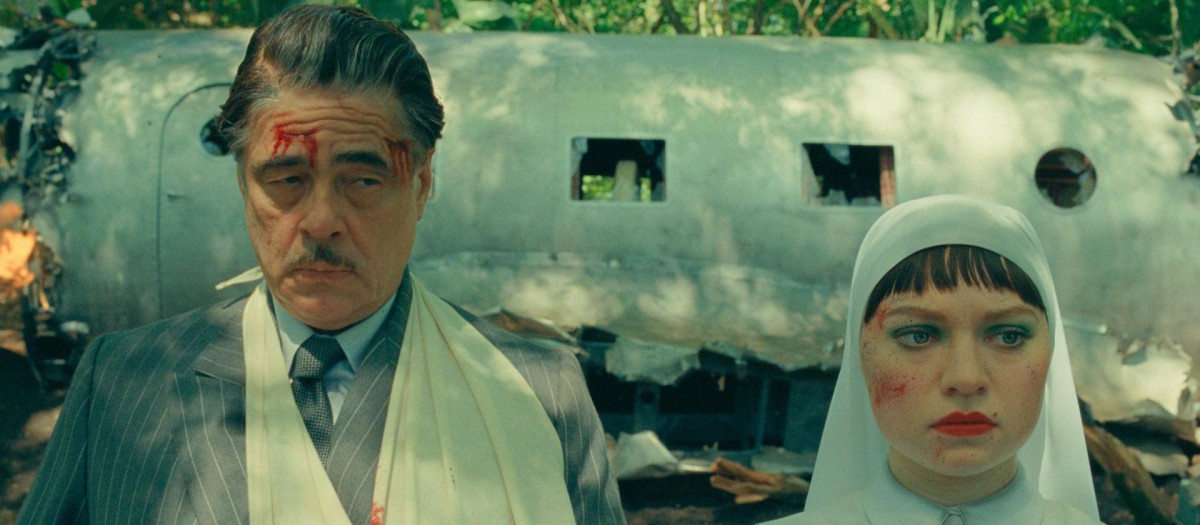 Benicio del Toro y Mia Threapleton en La trama fenicia