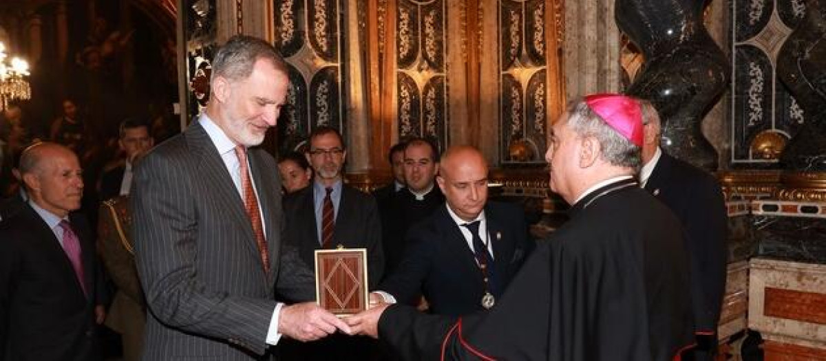Don Felipe recibe la medalla de Hermano Mayor Perpetuo en la Basílica de las Angustias de Granada