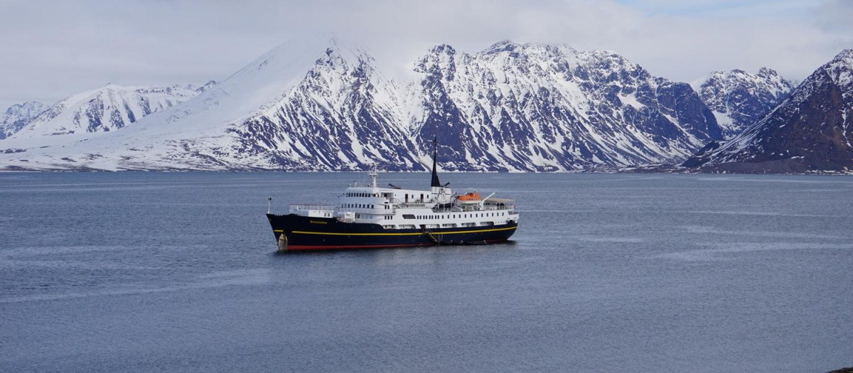 El MS Serenissima en las aguas y los paisajes del Ártico.