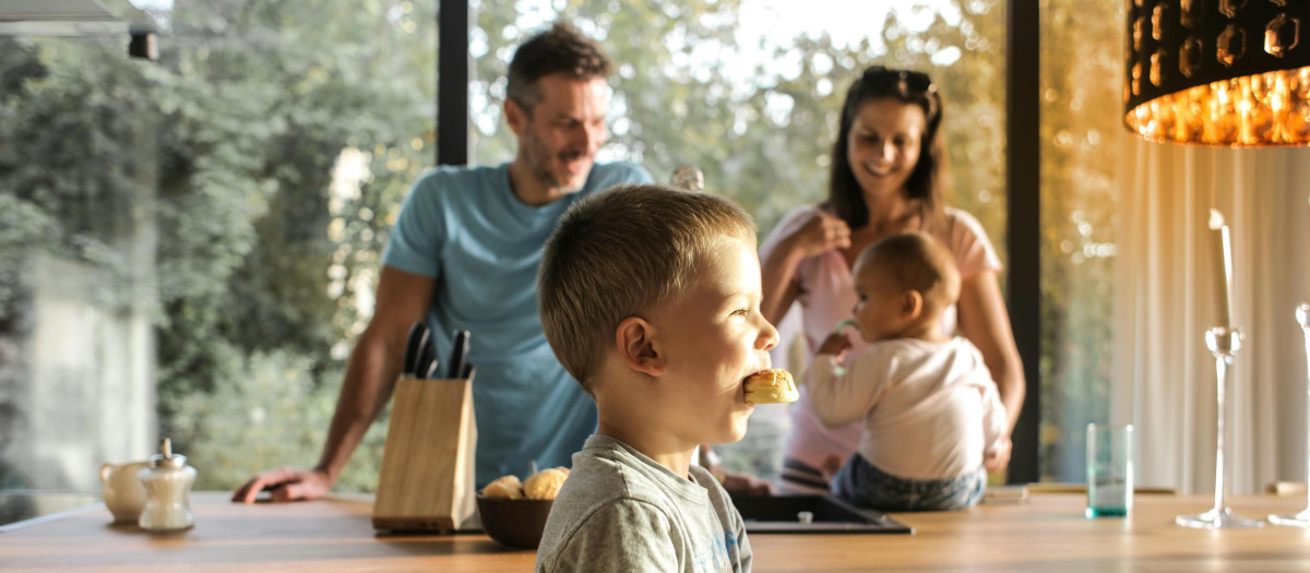 Una familia en la cocina de su casa