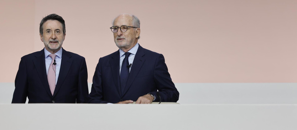 Josu Jon Imaz, consejero delegado de Repsol, junto a su presidente, Antonio Brufau