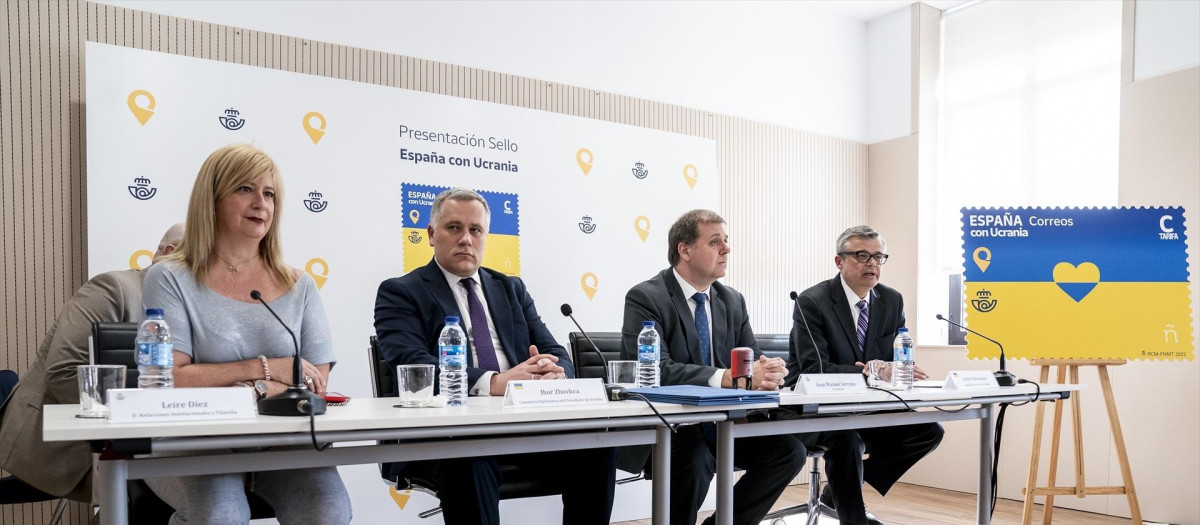 La fontanera del PSOE Leire Díez(I-D) La Directora de Relaciones Institucionales y Filatelia, Leire Díez Castro; el Consejero Diplomático del Presidente de Ucrania, Igor Zhovka; el presidente de Correos, Juan Manuel Serrano, y el embajador ucraniano en España, Serhii Pohoreltsev, durante la presentación de un sello dedicado a Ucrania, en el Edificio Clara Campoamor Conde de Peñalver, a 30 de mayo de 2022, en Madrid (España). Hoy entra en circulación el sello de correo ‘España con Ucrania. 2022’, después de que el Boletín Oficial del Estado (BOE) haya publicado una resolución de las Subsecretarías de Transportes, Movilidad y Agenda Urbana y de Hacienda y Función Pública sobre su emisión y puesta en circulación. La distribución a los puntos de venta cesará el 31 de diciembre de 2024, aunque conserva indefinidamente su valor a efectos de franqueo.

A. Pérez Meca / Europa Press
30 MAYO 2022;MADRID;CORREOS;SELLO;UCRANIA;EDIFICIO CLARA CAMPOAMOR
30/5/2022