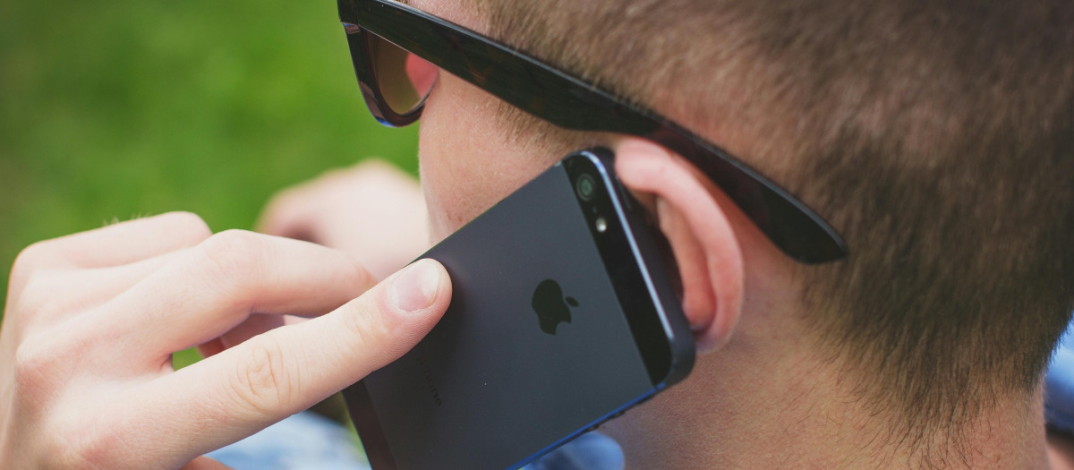 Persona hablando por teléfono