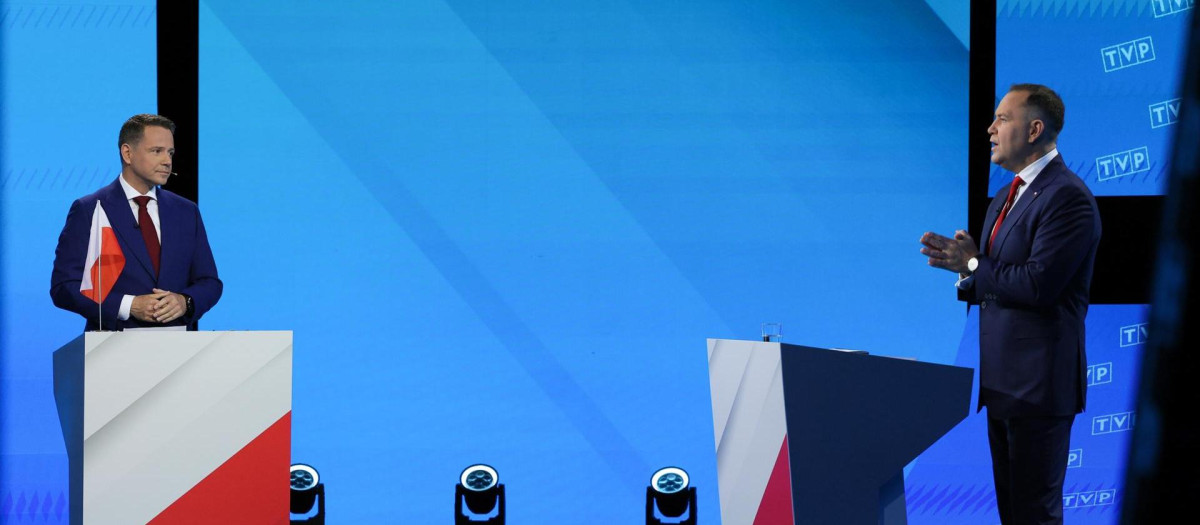 Los candidatos Trzaskowski y Nawrocki durante un debate presidencial