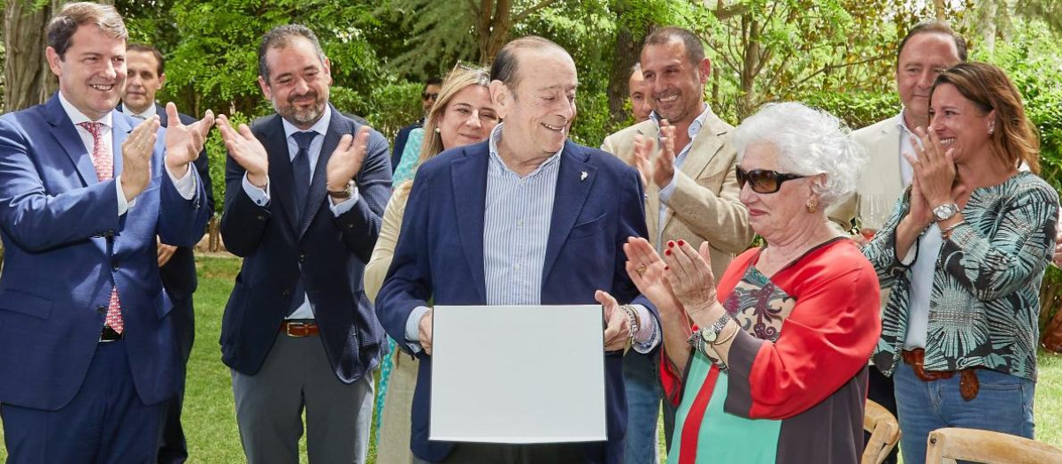 En el centro de la imagen, Luis Sanz, uno de los creadores de la Denominación de Origen Ribera de Duero
