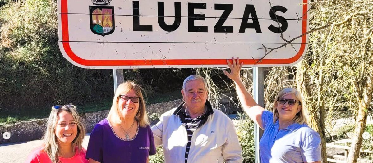 Los orgullosos vecinos de Luezas, a la entrada de su pueblo