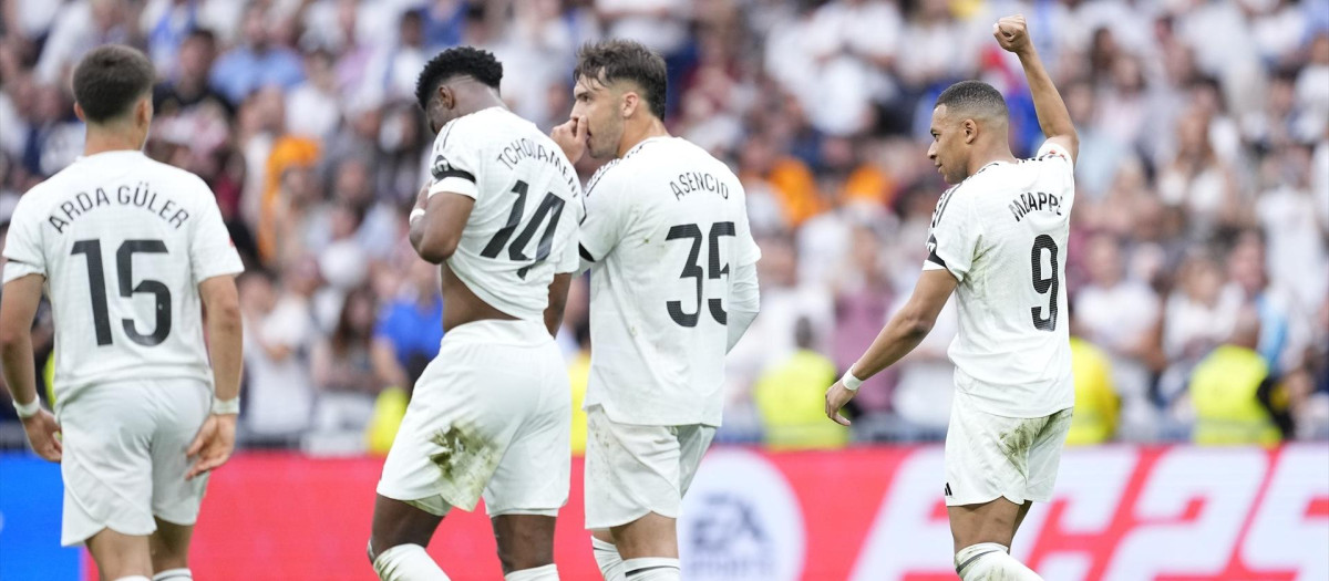 Los jugadores del Real Madrid en el último partido de la temporada en el Bernabéu