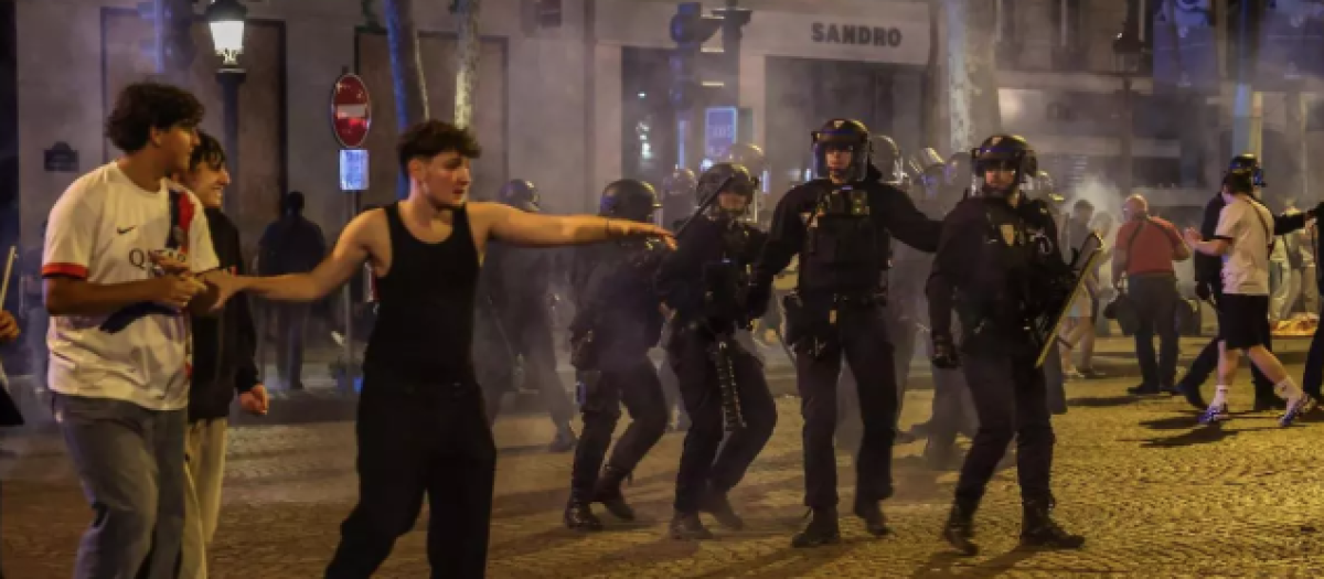 París se convirtió en una gran fiesta manchada por los disturbios con casi 300 detenidos