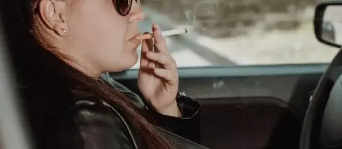Fumar al volante, un gesto que todavía es muy habitual