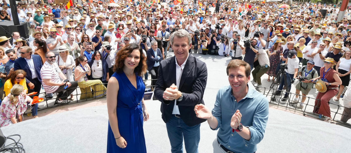 Alberto Núñez Feijóo, Isabel Díaz Ayuso y José Luis Martínez-Almeida durante un mitin en Madrid