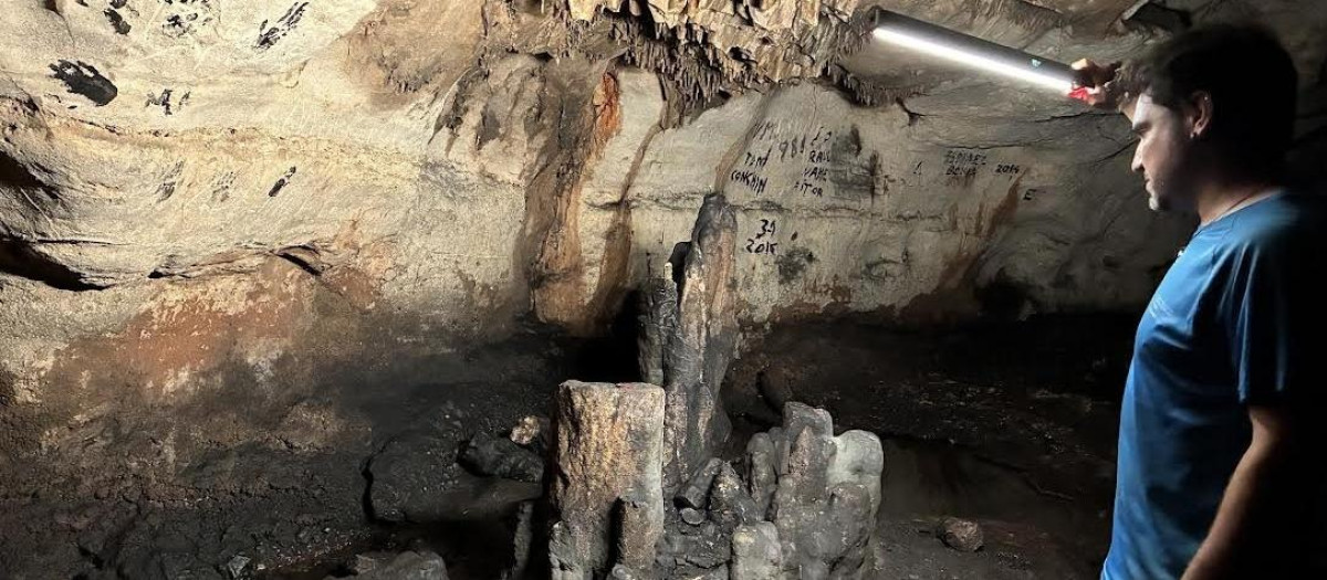 Identifican un centenar de estructuras prehistóricas y modificaciones del 'karst' en la Cova de les Dones de Millares