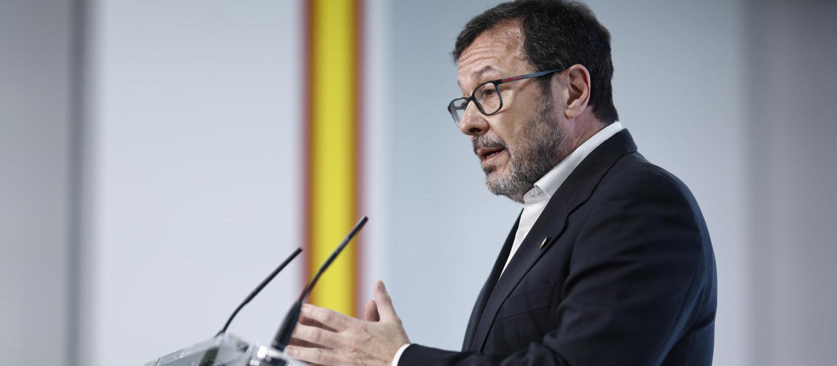 El portavoz nacional de Vox, José Antonio Fúster durante la rueda de prensa este lunes