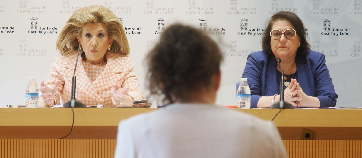 La gerente regional de Salud, Violeta Martínez Pindado, y la directora general de Personal y Desarrollo Profesional, Sonsoles García Rodríguez
