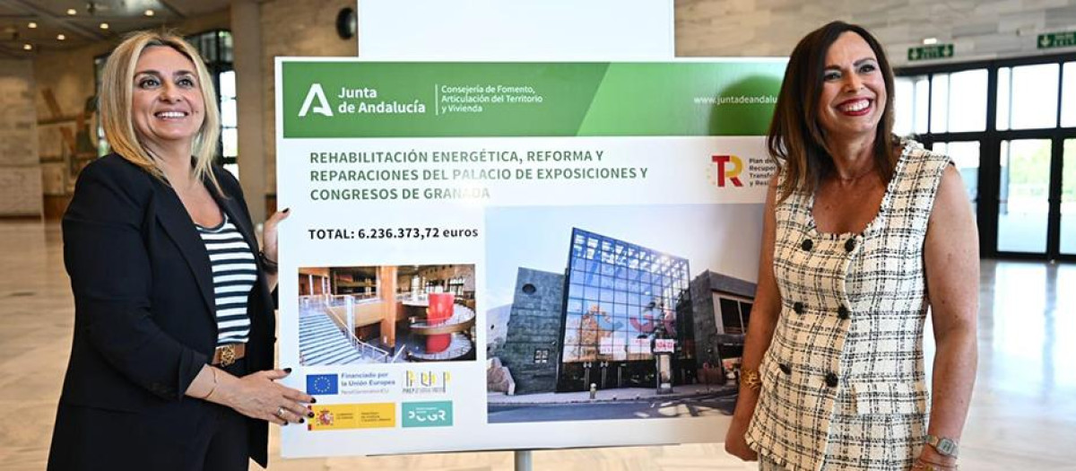 La alcaldesa de Granada, Marifrán Carazo, y la consejera de Fomento, Rocío Díaz, posan junto al proyecto de remodelación del Palacio de Congresos