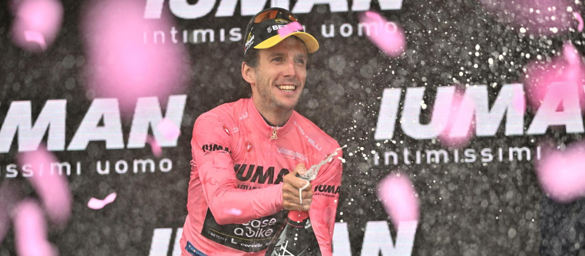 Simon Yates, del Team Visma, celebra su victoria en el Giro de Italia