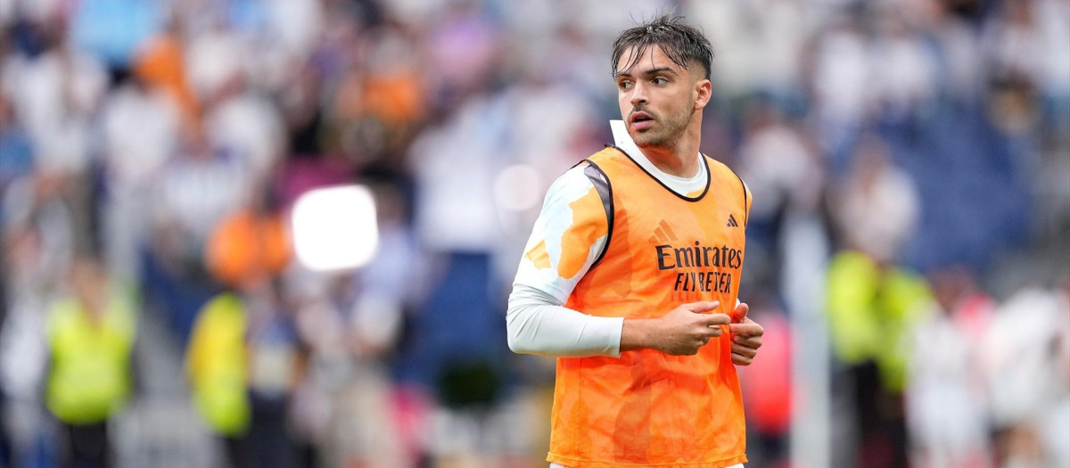 Raúl Asencio, en un calentamiento en el Bernabéu