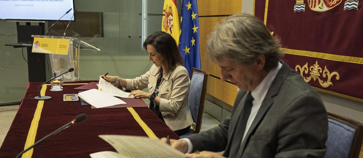 Margarita Robles y Carlos Martínez, este martes, en Soria