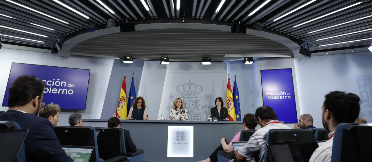 Las ministras Pilar Alegría, Diana Morant y Mónica García durante la rueda de prensa