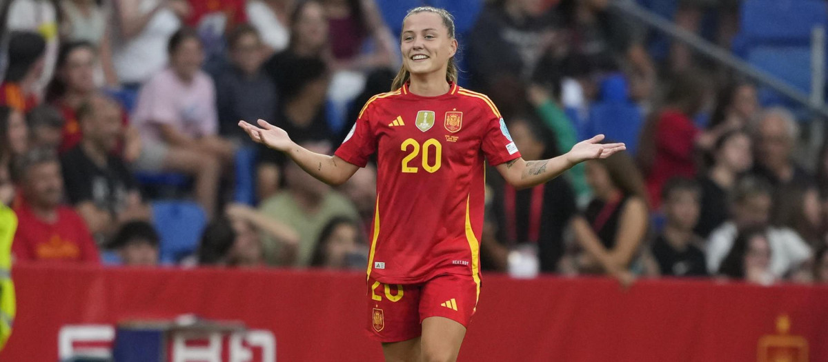 Claudia Pina celebra el segundo gol del combinado español durante el partido