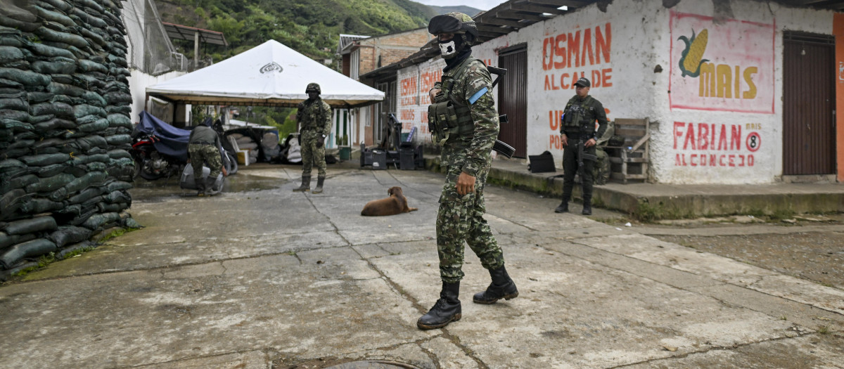 Soldados colombianos vigilan una calle en Argelia, departamento del Cauca, Colombia
