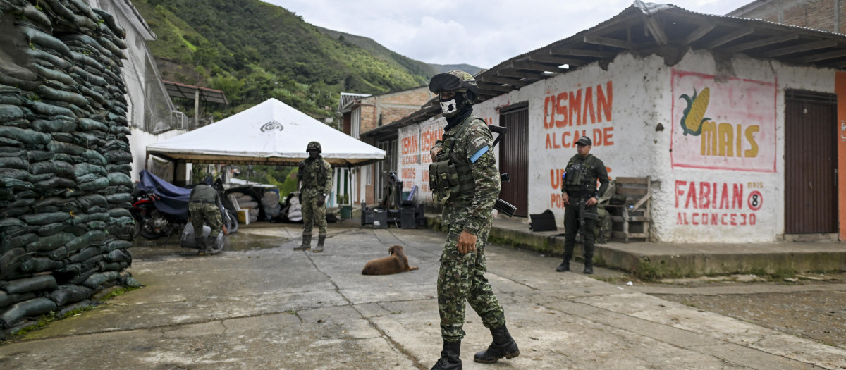 Soldados colombianos vigilan una calle en Argelia, departamento del Cauca, Colombia