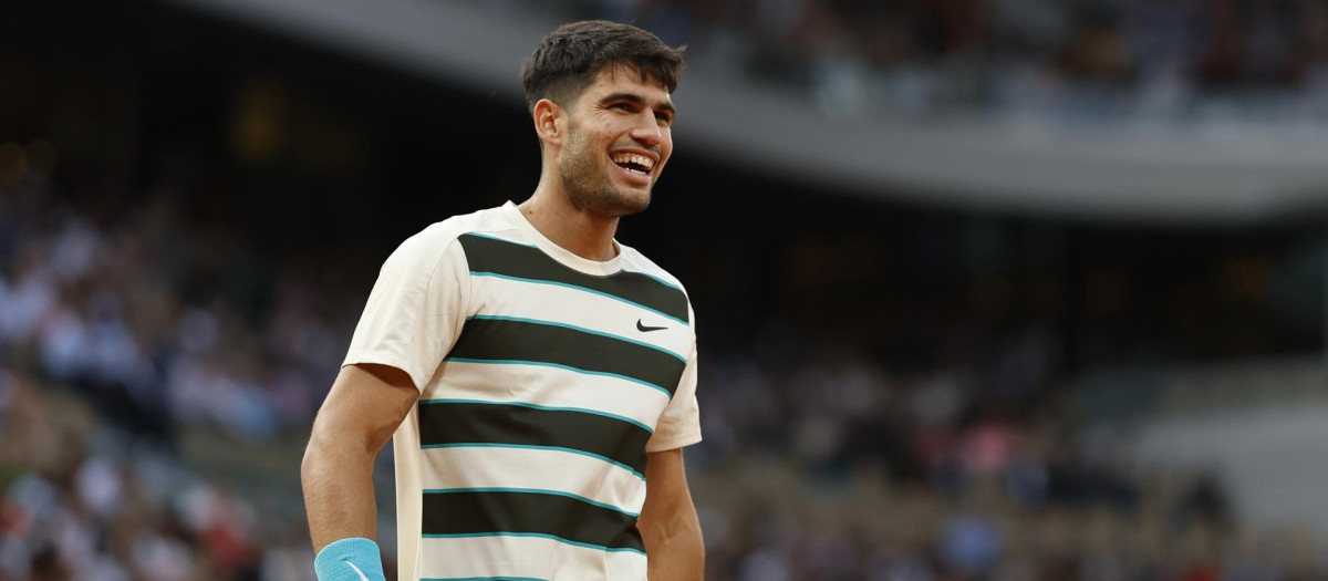 Carlos Alcaraz sonríe  en un momento del partido ante Tommy Paul