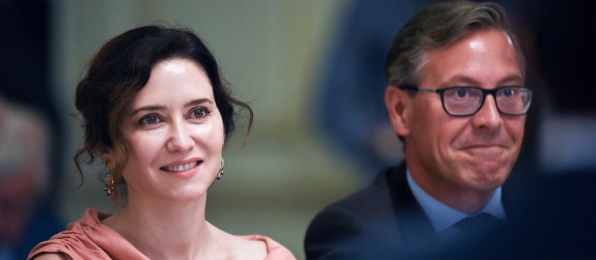 La presidenta de la Comunidad de Madrid, Isabel Díaz Ayuso y el secretario General del PP de la Comunidad de Madrid, Alfonso Serrano