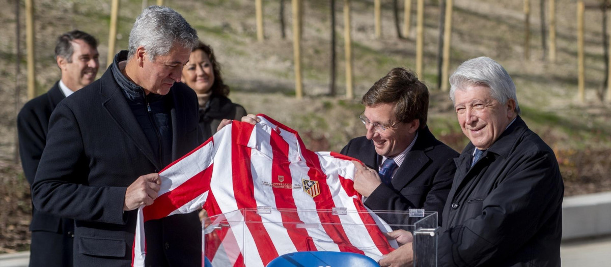 El empresario Miguel Ángel Gil Marín; el alcalde de Madrid, José Luis Martínez-Almeida y el presidente del Atlético de Madrid, Enrique Cerezo