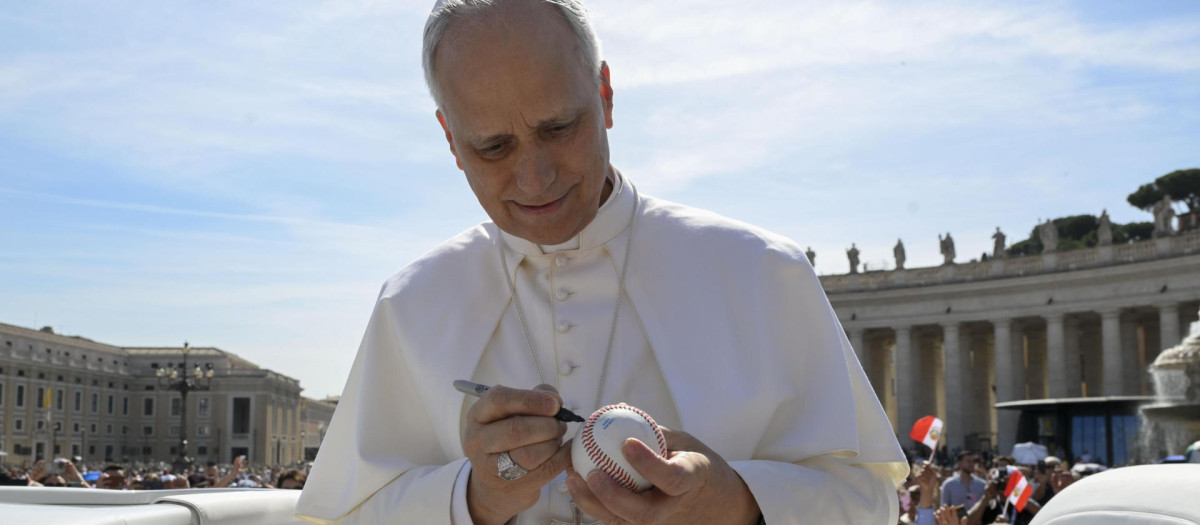 El Papa firma una bola de béisbol que le entregó un fiel