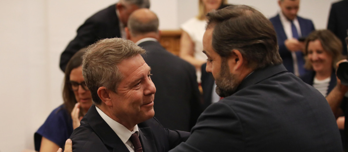 El presidente de la Junta de Castilla-La Mancha, Emiliano García-Page, y el presidente del PP de Castilla-La Mancha, Paco Núñez, durante un pleno sobre el proyecto de Estatuto de Autonomía de Castilla-La Mancha, en las las Cortes regionales, a 29 de mayo de 2025, en Toledo, Castilla-La Mancha (España). El nuevo Estatuto de Castilla-La Mancha que se debate y vota hoy en el Parlamento regional es una reforma profunda y consensuada entre PSOE y PP, que actualiza la norma básica de autogobierno tras más de 40 años. Entre sus particularidades destaca la adaptación del autogobierno de Castilla-La Mancha a los retos actuales, blindando derechos, ampliando competencias y reforzando la protección de los servicios públicos y la igualdad.

Juanma Jiménez / Europa Press
29/5/2025