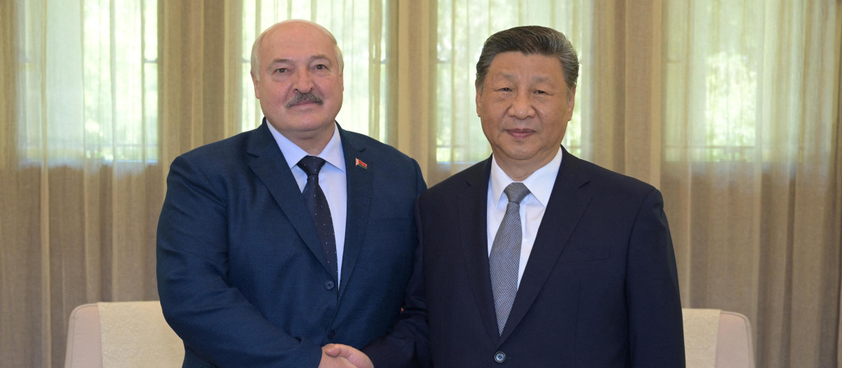El presidente de Bielorrusia, Alexander Lukashenko, y su homólogo chino, Xi Jinping, en Pekín
