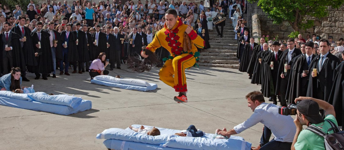 El Colacho realiza el salto sobre los bebés momento clave de las fiestas de Castrillo de Murcia (Burgos)