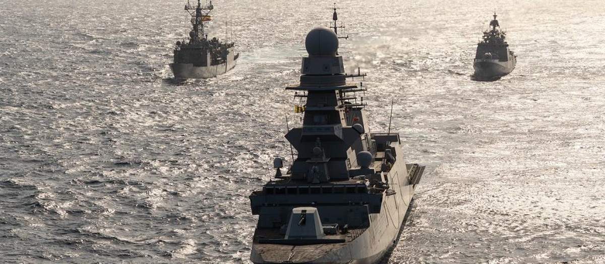 La fragata Reina Sofía junto a un buque italiano y otro indio en un ejercicio conjunto en el mar Arábigo