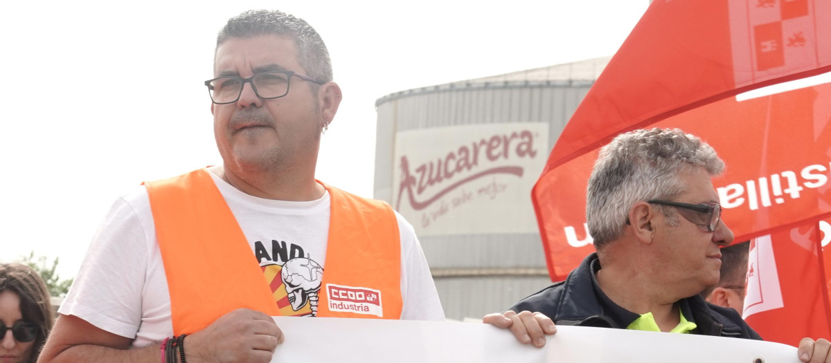 Los trabajadores afectados por el cierre de la planta de Azucarera de La Bañeza se concentran a las puertas de la fábrica