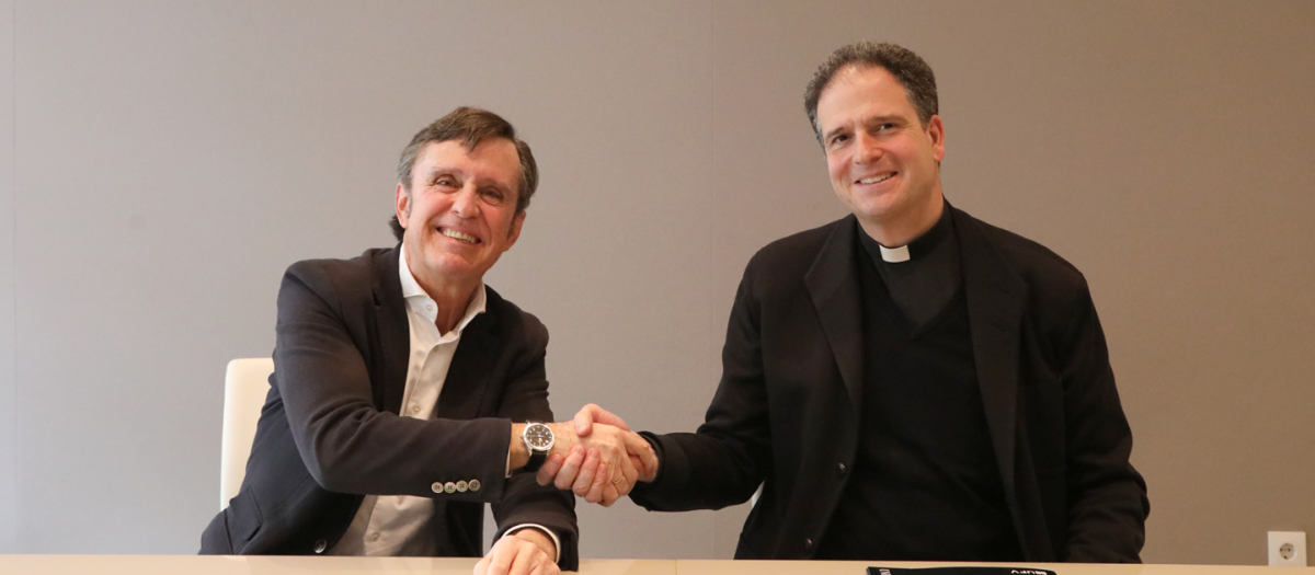 Daniel Sada, rector de la Universidad Francisco de Vitoria, y Nicolás Álvarez de las Asturias, rector de la Universidad Eclesiástica San Dámaso durante la firma de la nueva cátedra del Instituto Razón Abierta