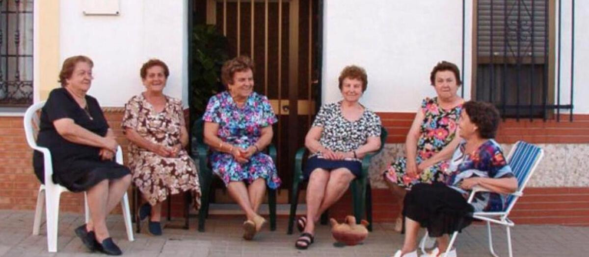 Cuando llega el verano y las altas temperaturas, salir a tomar el fresco es una de las costumbres más arraigadas en los pueblos de España