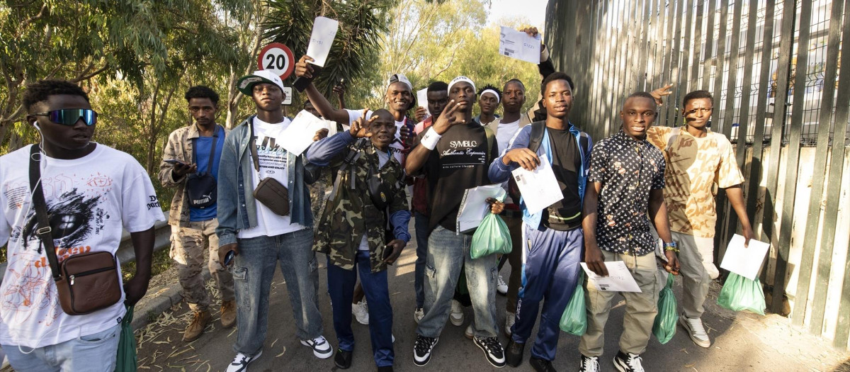 Varios migrantes a su salida del Centro de Estancia Temporal de Inmigrantes (CETI), a 6 de agosto de 2024, en Ceuta