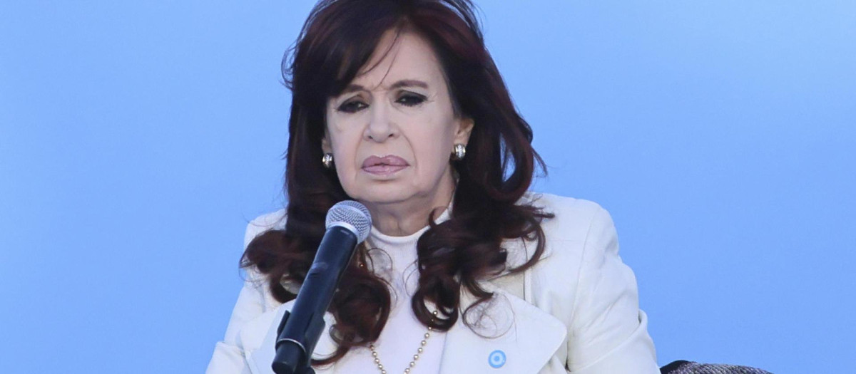 AME2738. BOGOTÁ (COLOMBIA), 02/06/2025.- Fotografía de archivo del 27 de abril de 2024 de la expresidenta de Argentina Cristina Fernández de Kirchner habla durante un acto en la ciudad de Quilmes, provincia de Buenos Aires (Argentina). Fernández anunció este lunes que será candidata a legisladora de la provincia de Buenos Aires en las elecciones que ese distrito, el más poblado de Argentina, celebrará el próximo 7 de septiembre. EFE/ Luciano González ARCHIVO