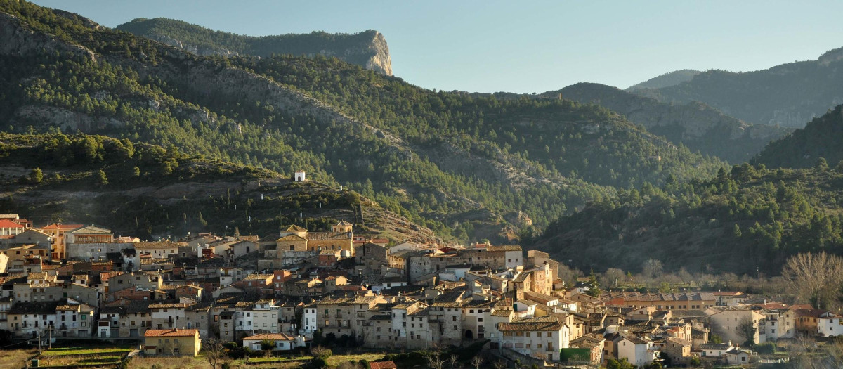 Vista de Beceite con los Puertos al fondo.