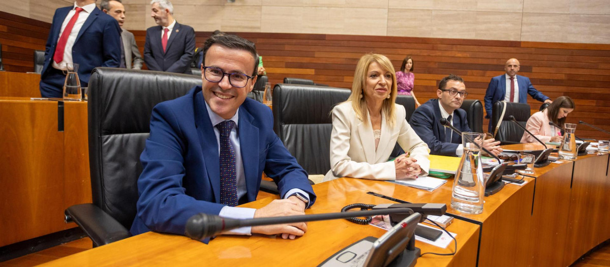 El secretario general del PSOE extremeño, Miguel Ángel Gallardo, toma posesión de su escaño en la Asamblea extremeña