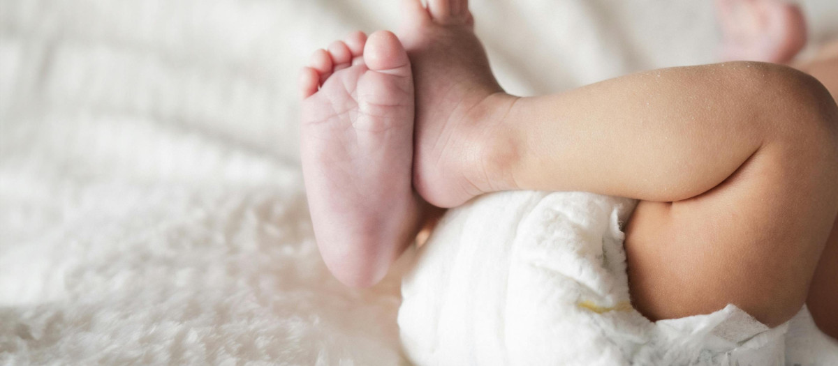 Los bebés recién nacidos en ocasiones orinan de color oscuro