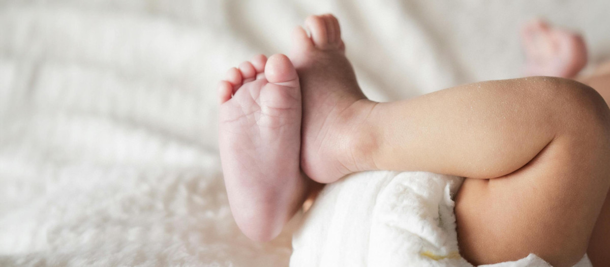 Los bebés recién nacidos en ocasiones orinan de color oscuro