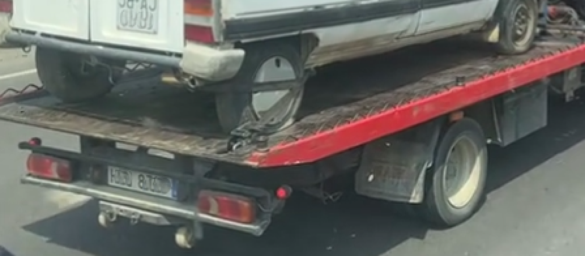 El vehículo en cuestión a lomos de una grúa