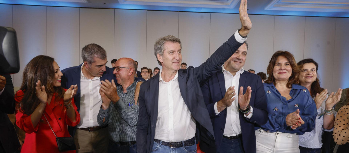 El presidente del PP, Alberto Núñez Feijóo junto a otros asistentes durante un acto político en Las Palmas de Gran Canaria