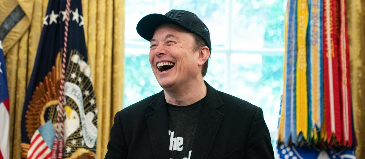 Elon Musk ríe durante una rueda de prensa con el presidente estadounidense Donald Trump