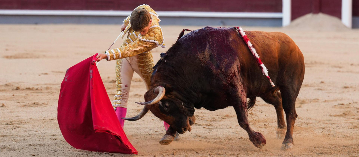 Borja Jiménez, con el primero de su lote, al que cortó la única oreja del festejo