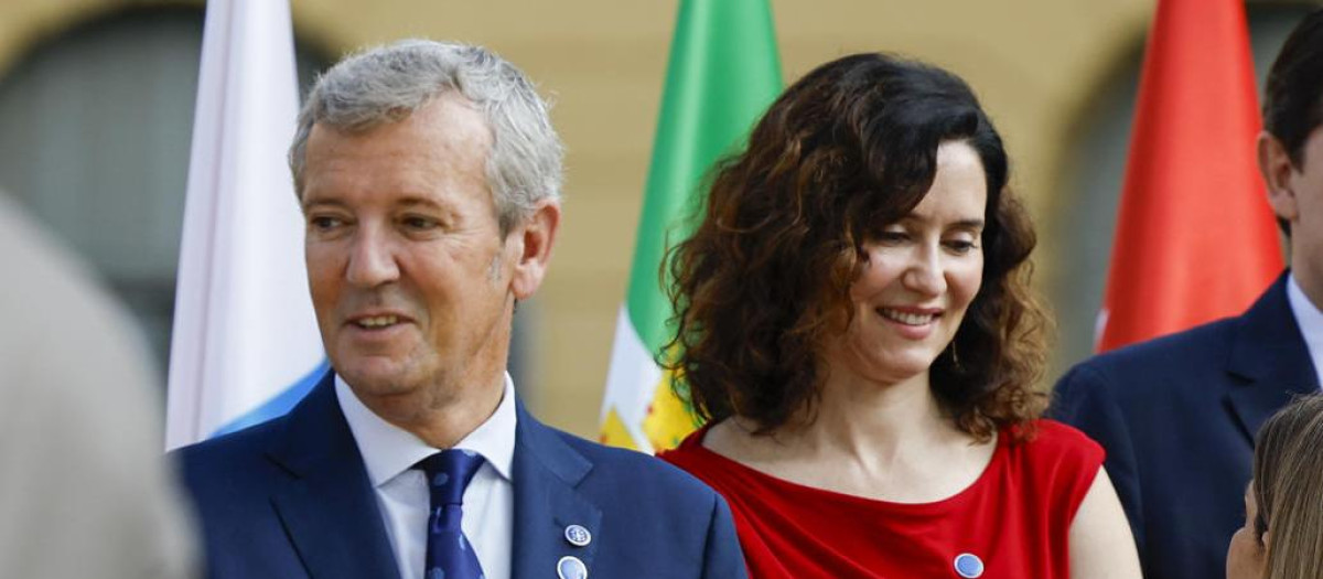 Los presidentes de la Xunta, Alfonso Rueda, Comunidad de Madrid, Isabel Díaz Ayuso, Castilla y León, Alfonso Fernández Mañueco y Melilla, Juan José Imbroda (i a d), a su llegada a la XXVIII Conferencia de Presidentes que se celebra este viernes en el Palau de Pedralbes, en Barcelona. EFE/ Alberto Estevez
